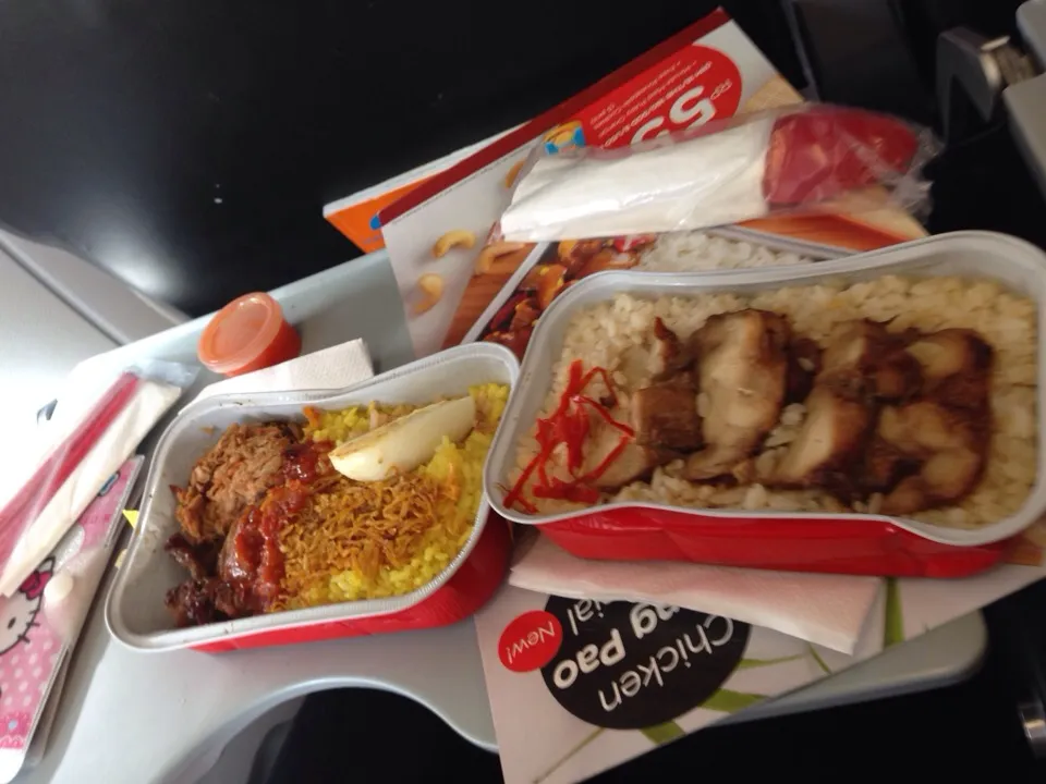 Nasi kuning + hainam chicken boiled by air asia plane|Carol Limさん