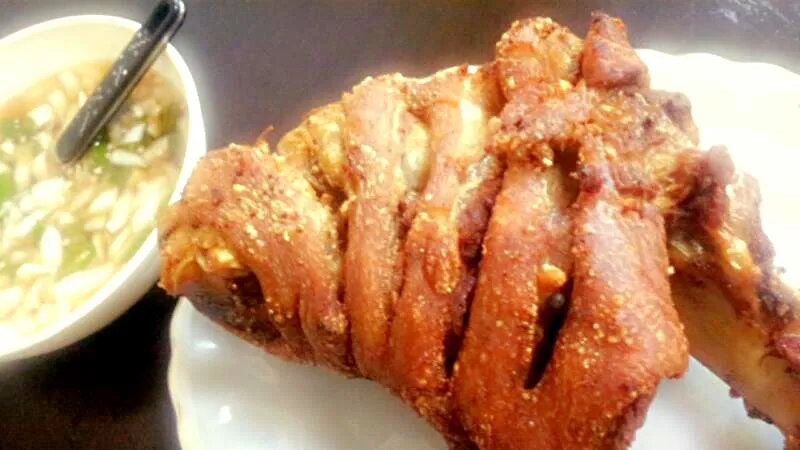 Snapdishの料理写真:Crispy Pata.
Crispy Pork Leg|marcus guilbert ramosさん