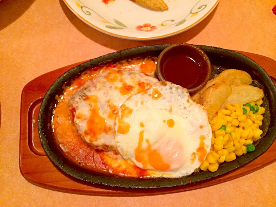 Grilled Burger with Cheese and Egg|Yuki Mitsuishiさん