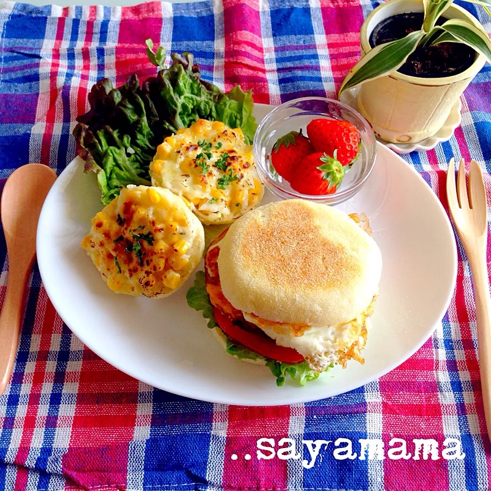 Snapdishの料理写真:りるのんさんの料理 ♡ホットプレートでイングリッシュマフィン🌸で朝プレート♫|sayamamaさん