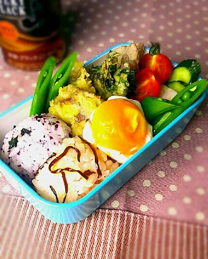 Snapdishの料理写真:本日のお弁当　ちびおにぎりと天ぷら|砂雪さん