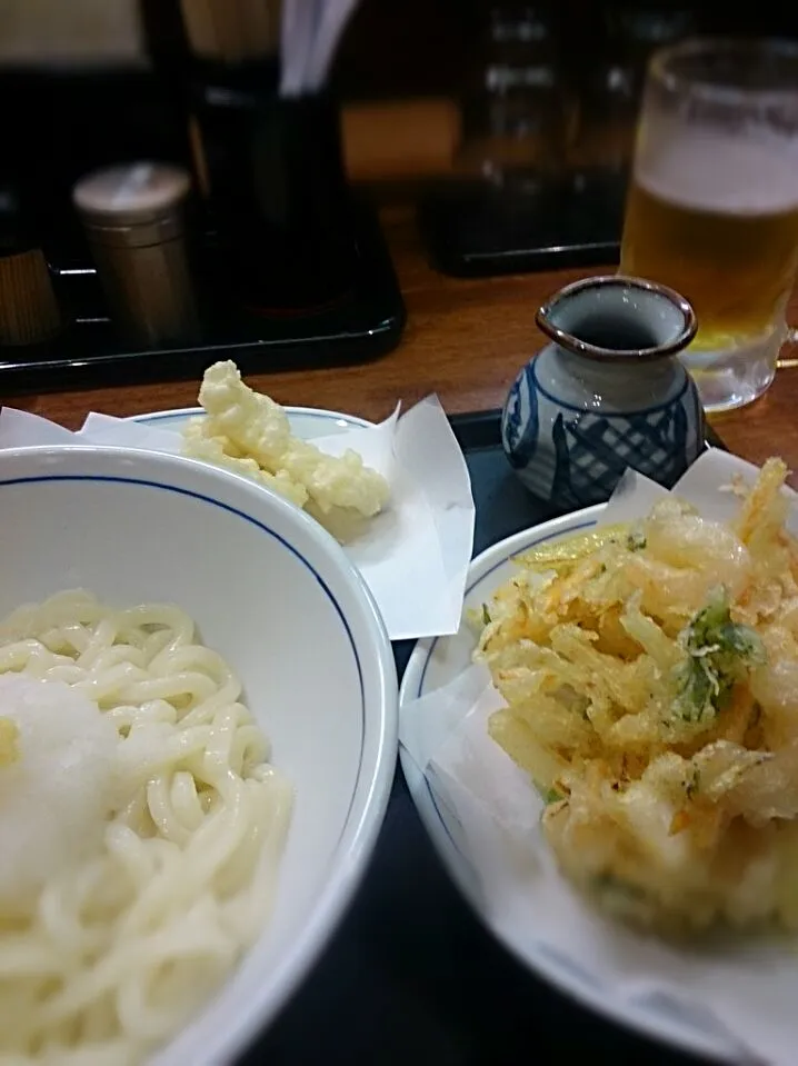 Snapdishの料理写真:かき揚げぶっかけうどんと生ビールとつまみ|Takeshi Wakakoさん