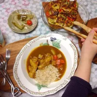 Snapdishの料理写真:鶏手羽元煮込みカレー、田舎風トルティーヤ、自家製酵母のグリッシーニ、ピクルス、新生姜のジンジャーエール|Yoshikuni Nodaさん