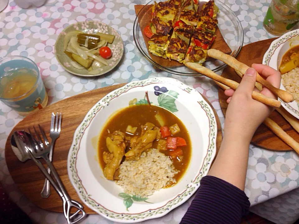 鶏手羽元煮込みカレー、田舎風トルティーヤ、自家製酵母のグリッシーニ、ピクルス、新生姜のジンジャーエール|Yoshikuni Nodaさん