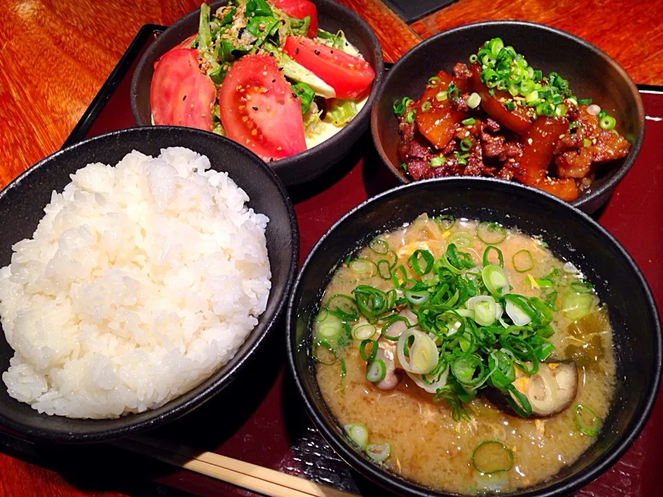 Snapdishの料理写真:野菜たっぷり味噌汁☆牛肉と大根のしぐれ煮☆温玉キャベツサラダ☆|Mito Shigeruさん