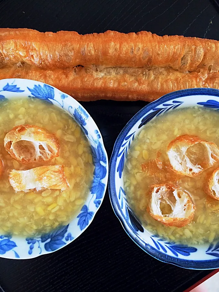 Tau suan with youtiao (sweet mung bean dessert soup with Chinese crullers)|12Dragonさん