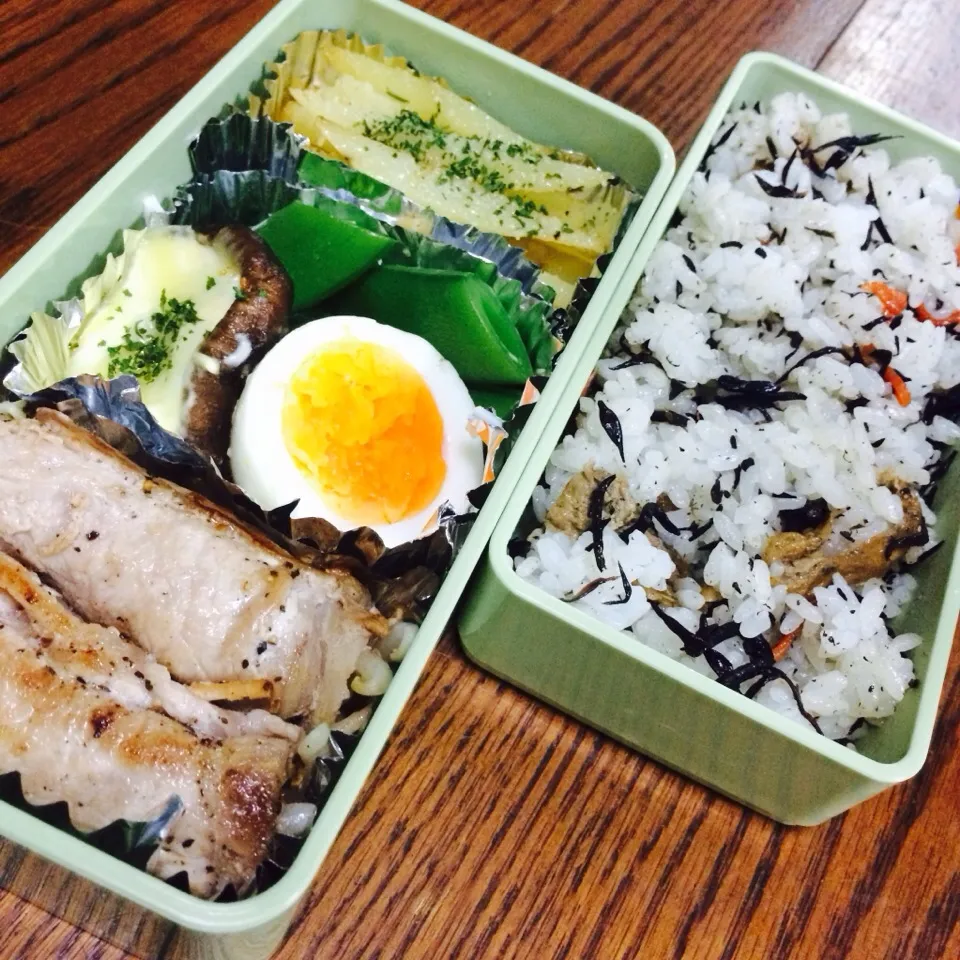 お弁当♡ひじきの混ぜご飯♡もやしの豚肉巻き♡ゆで卵♡椎茸のピザ風♡ジャガイモの粉チーズ炒め♡|kumamiriさん