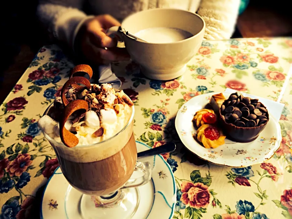 Snapdishの料理写真:Mocha chino & hot choco @chocolate shop's cafeteria カフェモカとホットチョコ|chocolatteさん