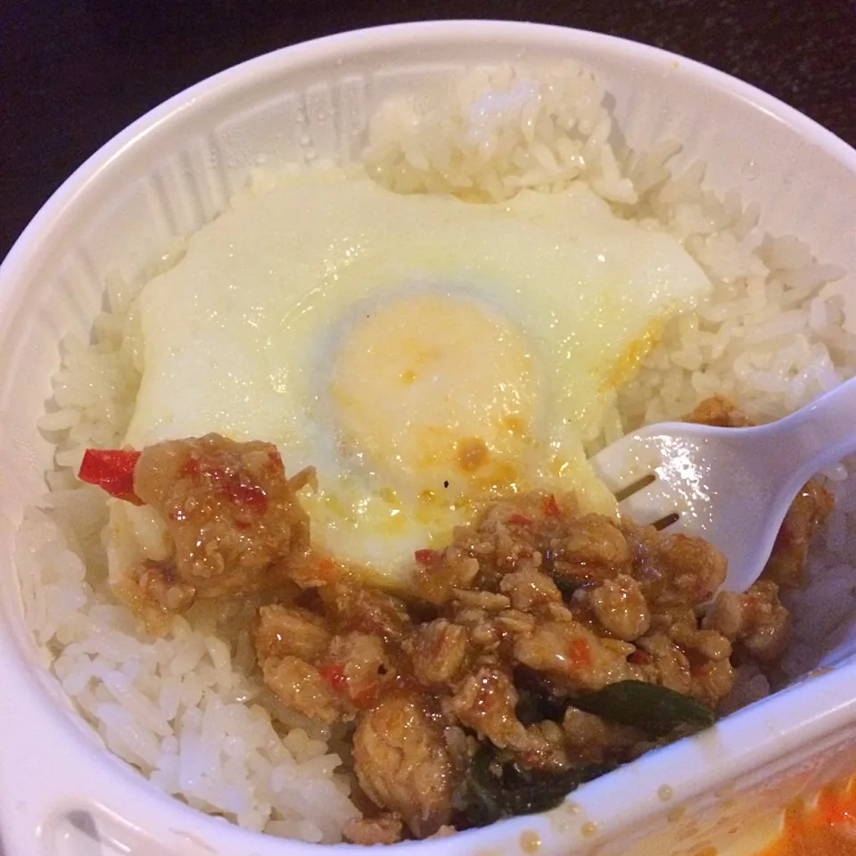 バジルチキンご飯 目玉焼き乗せ(7-eleven)|maixx ใหม่さん