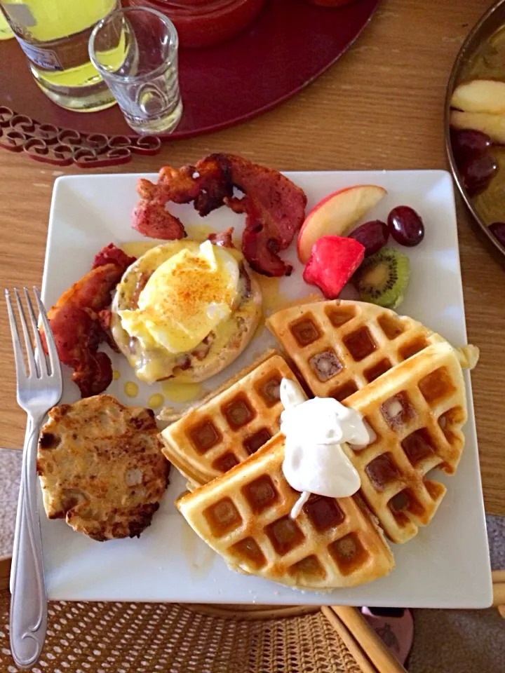 Snapdishの料理写真:Eggs Benedict and Waffles|Corrina Angelさん