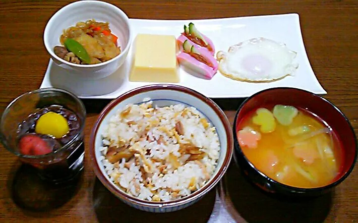 Snapdishの料理写真:鶏ごぼうの混ぜご飯(一昨日の鶏ごぼうのリメイク)・肉じゃが・卵豆腐・カマボコの梅きゅうり挟み・目玉焼き・お味噌汁・栗入りぜんざい|maichyoさん