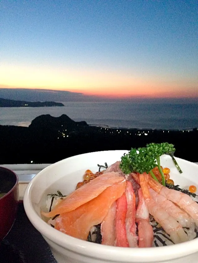 Snapdishの料理写真:夕日の海鮮丼|黒澤 真生さん