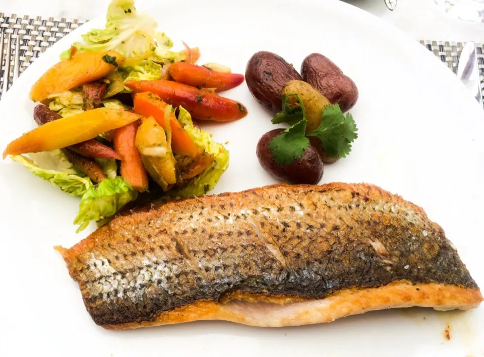 Striped Bass with Salad and Fingerling Potatoes from Fig and Olive|sooprcoolchicaさん