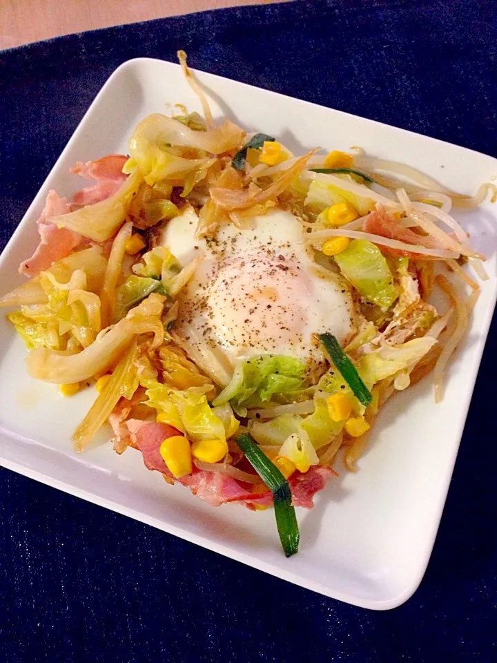 Sunny side up with cabbage chive sprouts corn and bacon|Kumigarさん