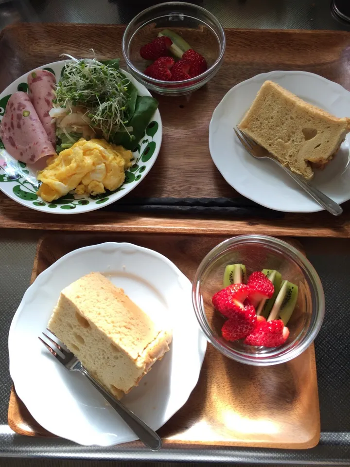 Snapdishの料理写真:プレーンシフォンケーキ、スクランブルエッグ・ハム＆サラダ、イチゴ＆キウイフルーツ|charさん