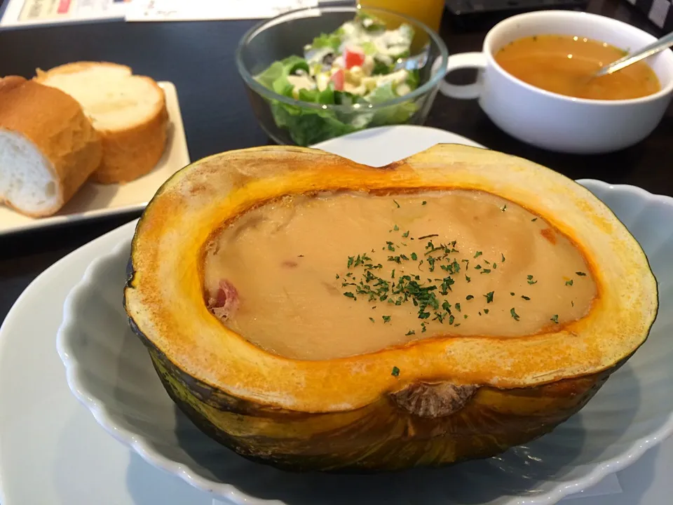 Snapdishの料理写真:かぼちゃのクリームグラタンランチ。このかぼちゃはどこまで食べてごちそうさますればいいのかいつも迷う。|liccaさん