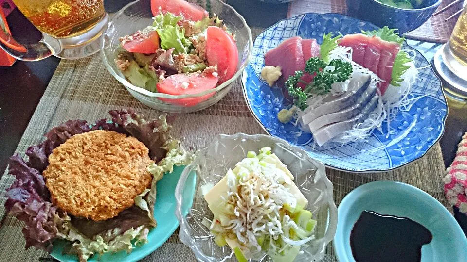 トマトとレタスのサラダ＆シメサバと鰹のお刺身＆冷奴＆メンチカツ|まぐろさん