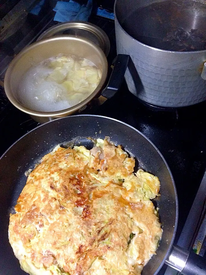 お好み焼き 大根炊いて 生姜煮てます。|綾部雅一さん