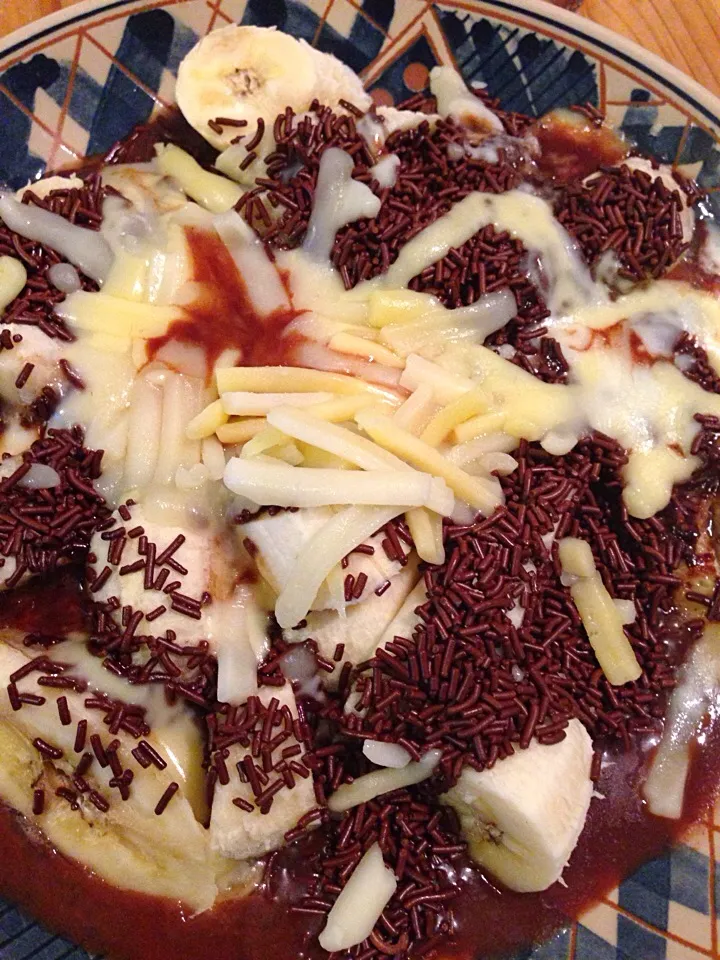 Pisang bakar coklat keju (grilled bananas topped with chocolate and cheese)|Amia Ersantiさん