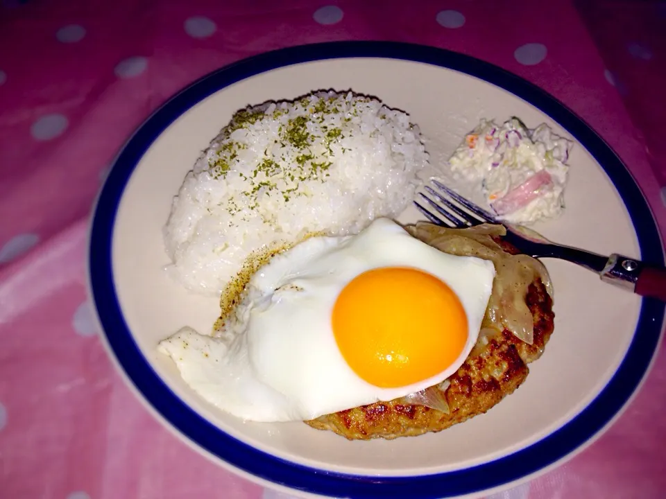 目玉焼きのせハンバーグ|めっちいさん