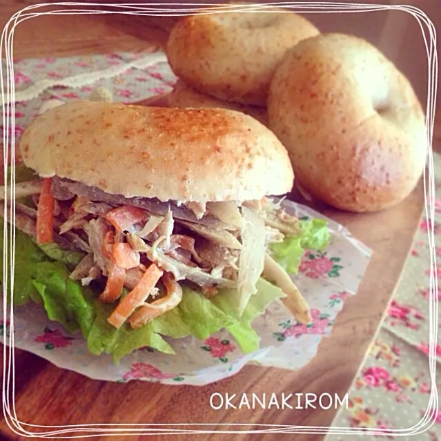 ゆりえさんの料理 味噌マヨチキンサラダ グラハムベーグルにサンドしました♡|おかなさん