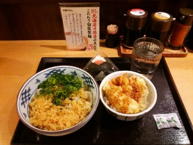 Snapdishの料理写真:瀬戸うどんの、うどん&ミニ天丼のセット500円。
レジ前に置いてあった、明太子おにぎり120円も追加してしまいました。
タヌキとネギは入れ放題ですので、たくさん入れましょう。
北海道十勝産小麦のうどんは良いのですが、国産素材を使って毎日店内で仕込む出汁が少ないのが、ちょいと物足りなさを感じちゃいましたよ。
( ・∇・)|東京ライオンズさん