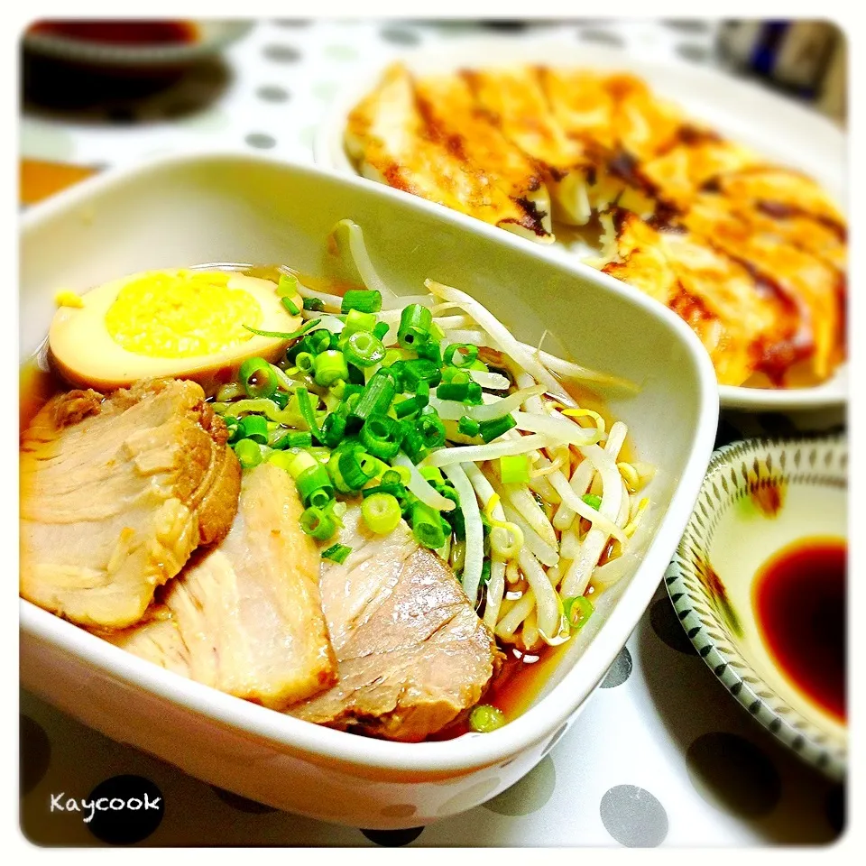 Snapdishの料理写真:煮豚を作ったので、チャーシュー麺と、せっかくなので餃子も作った夕飯🐾|Asahimaruさん