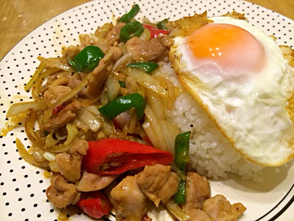 Stir-fry chicken with egg topping on rice (Spicy)|Jessieさん