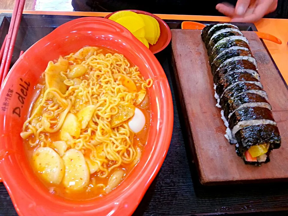 Snapdishの料理写真:라볶이 , 김밥|Yeon Seok  Parkさん