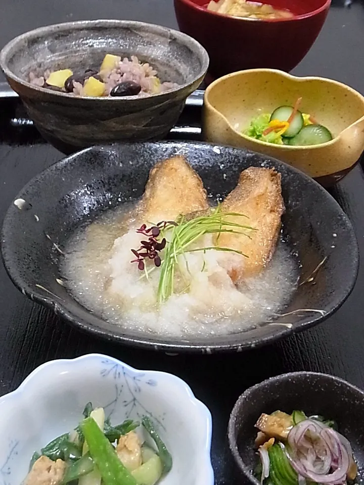 今晩は、カレイおろし煮、分葱とホタテのぬた、穴子酢の物 胡瓜 玉ねぎ、春キャベツの浅漬け、根菜とお揚げの味噌汁、黒豆ご飯 さつまいも

黒豆は甘く炊くと殆ど食べてもらえないのですが、ご飯にするとパクパク(^^)

今日も美味しかった！|akazawa3さん