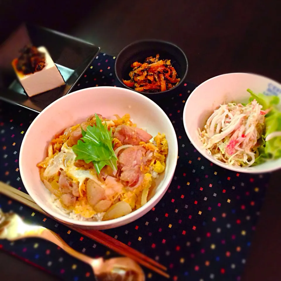 親子丼♡カニカマサラダ♡冷奴♡人参のタラコ炒り|なっちゃんさん