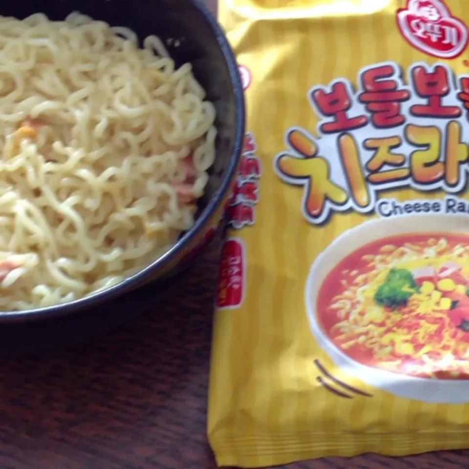 韓国産チーズラーメン  チーズの粉が絡まっててすごくはまります♪( ^^)      日本のスーパーにも是非(*˘︶˘*)|... ..kaさん