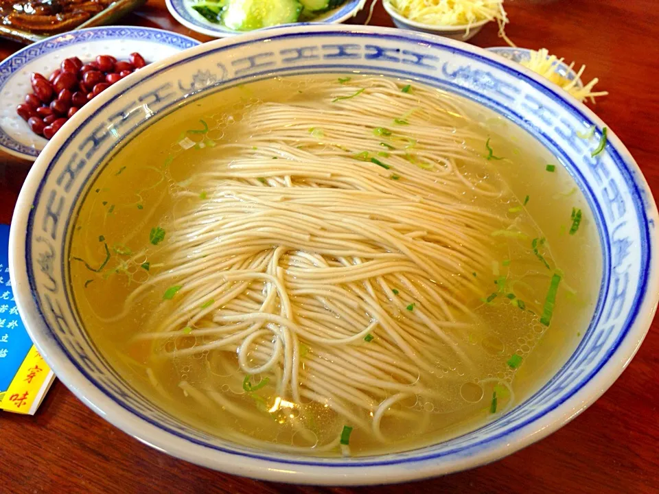 蘇州名麺『同得興(どうとくこう)』🍜✨綺麗な細麺、美味しすぎるスープ😋飲み干しておかわり👊なんで中国は「替玉」がないの😂|Tanni Kaさん