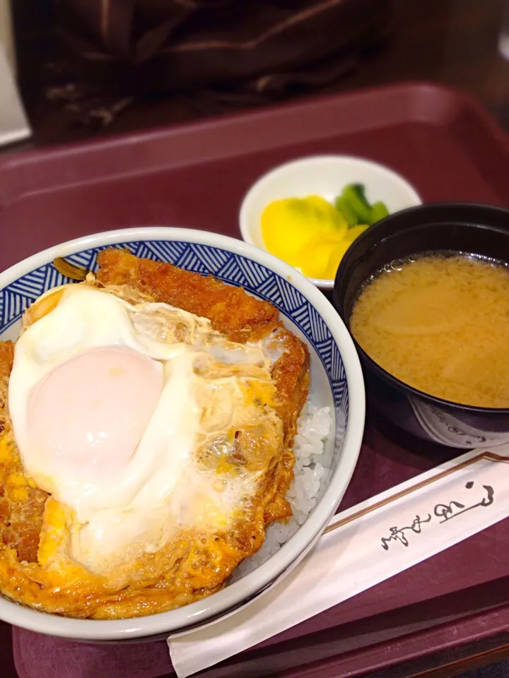 羽田空港フードコートのカツ丼|しげさん