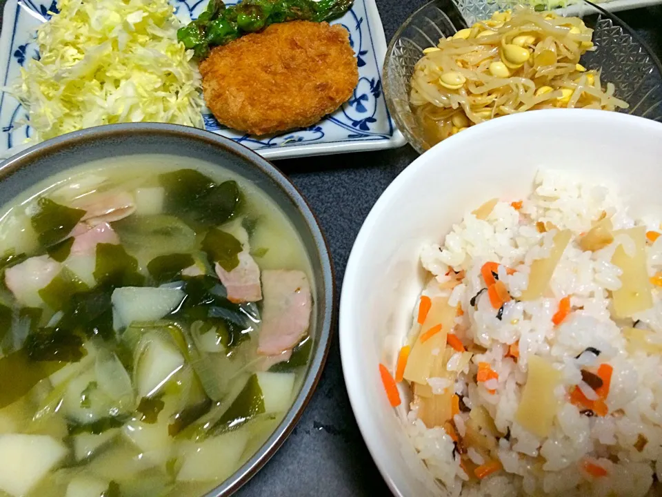 Snapdishの料理写真:#夕飯 わかめベーコンじゃがスープ、もやしのやつ、コロッケ、ちらし寿司、コロッケ、シシトウ焼き、キャベツ。スープなんてかわりしちゃったで！|ms903さん