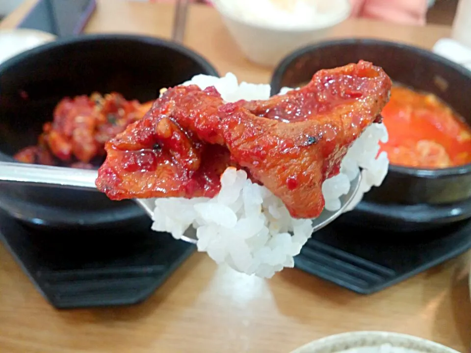 today lunch with my friend. hot seasoned pork & tuna kimchi stew ~   Thanks to  hospitable tannie, we can refill rice for free ♥|Yumiさん