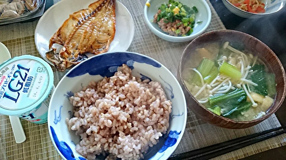 Snapdishの料理写真:アジの干物＆納豆＆小松菜とエノキの味噌汁|まぐろさん