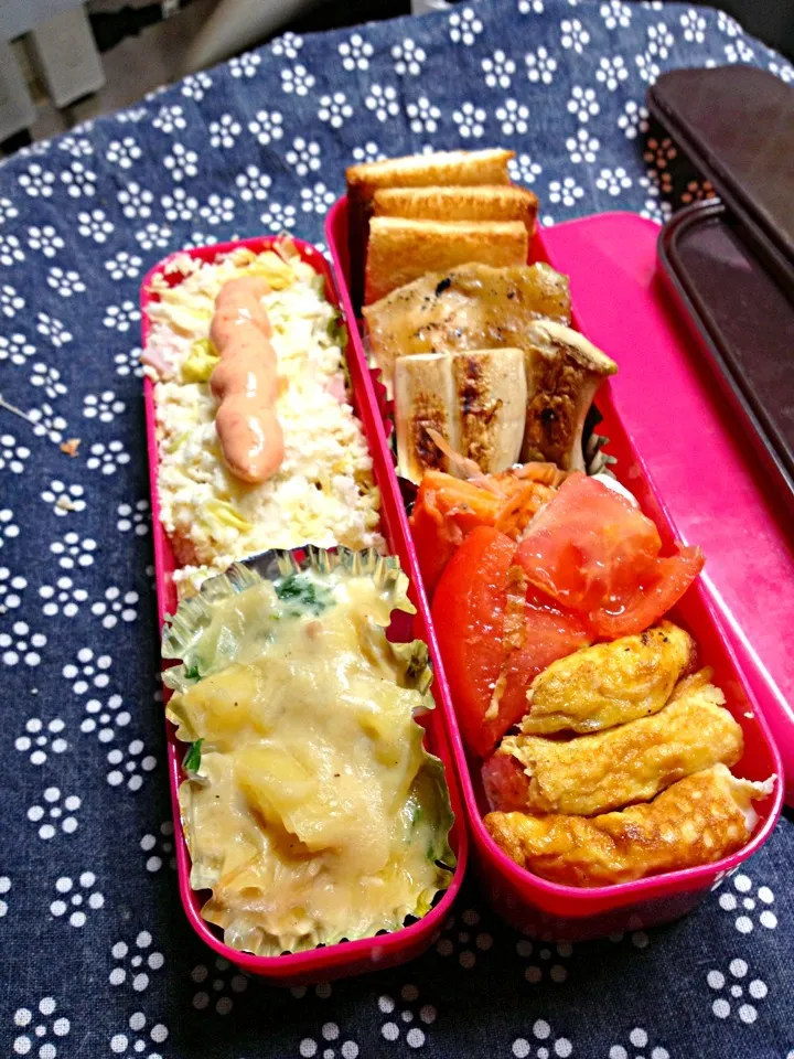 使いまわし弁当(^ ^)  チキン、鮭、玉子焼き、おからサラダ、定番メニューやね(^ ^)|ハルさん