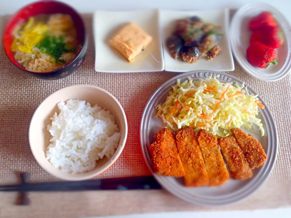 ロースカツ 卵焼き 茄子の肉味噌 玉ねぎ葱たまごの味噌汁 紅ほっぺ|にゃろめさん