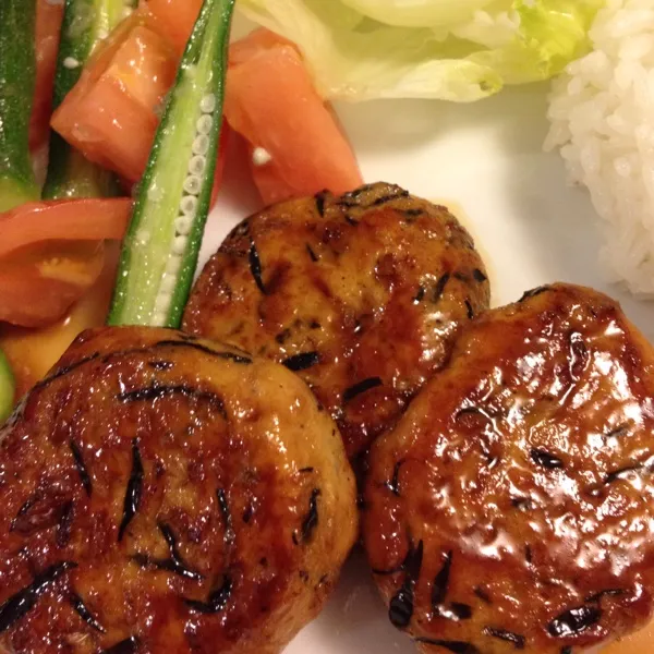 ひじき入りつくねの照り焼きとトマトとオクラのサラダ|mayumayuさん