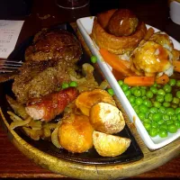 Steak with mushroom sauce, veggies and Yorkshire pudding|food_ivorさん