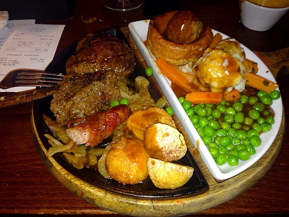 Steak with mushroom sauce, veggies and Yorkshire pudding|food_ivorさん