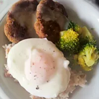 Homemade burgers with gravy, broccoli, poached egg and quinoa rice. :)|Eunice Pacsiさん