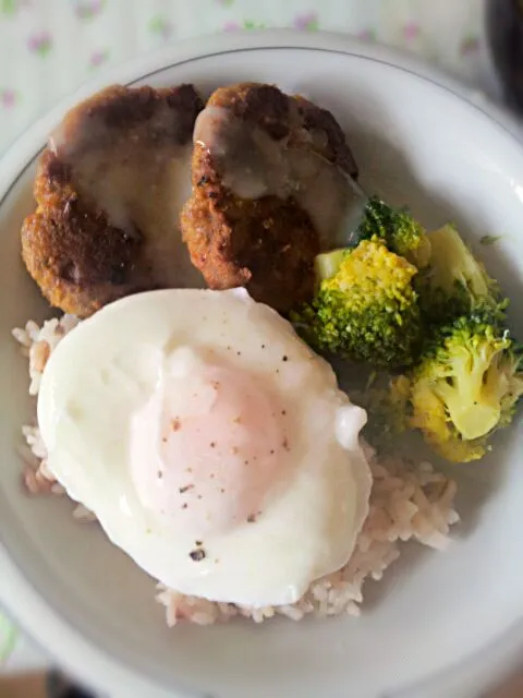 Snapdishの料理写真:Homemade burgers with gravy, broccoli, poached egg and quinoa rice. :)|Eunice Pacsiさん