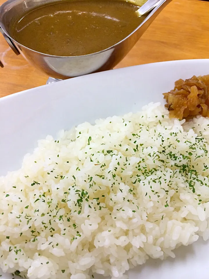 ランチは、カレー。

大方の給料日に、100円割引クーポンを配布しなければならない、もつ焼き屋の並以下の味。

380円、損した気分。^^;|Takashi H.さん