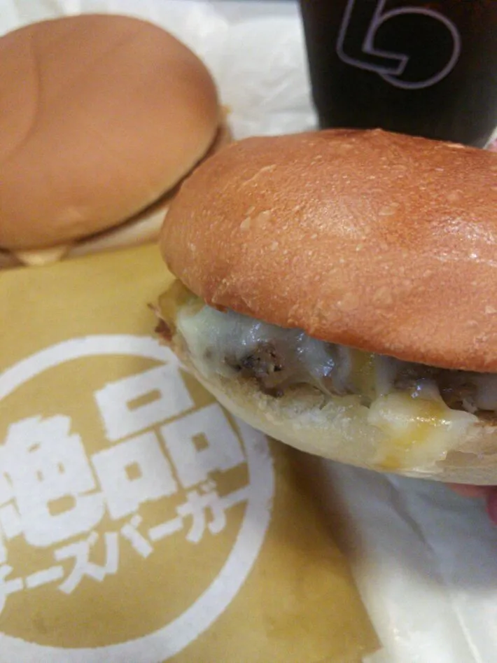 Snapdishの料理写真:ロッテリア  絶品チーズバーガー&チーズバーガーにアイスcoffee～❤
久しぶりのロッテ♪😃|☆Yumi☆さん