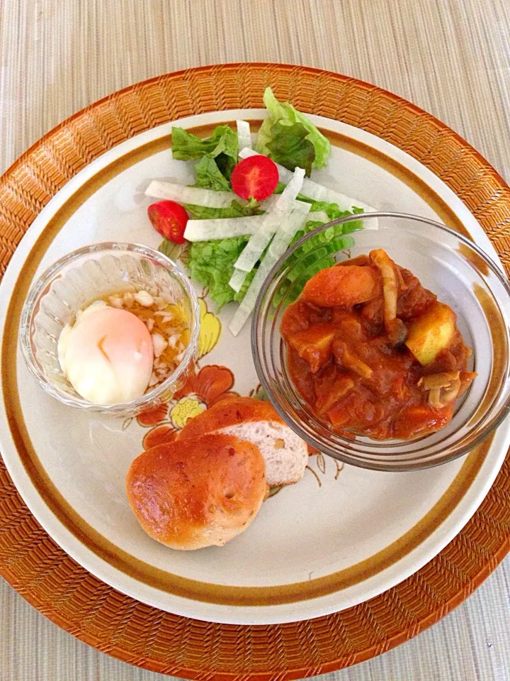 今日のランチ♬ 昨夜の残りのカレーとサラダ、温泉卵とクルミパン♬|黒パグ.ヨシコさん