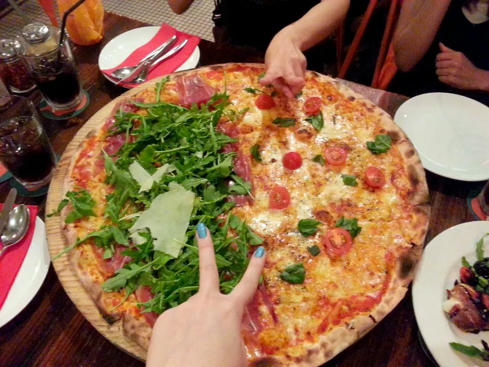 xxl pizza half margarita, half prosciutto de parma. Restaurant: Peperoni Pizza|Jun Kiさん