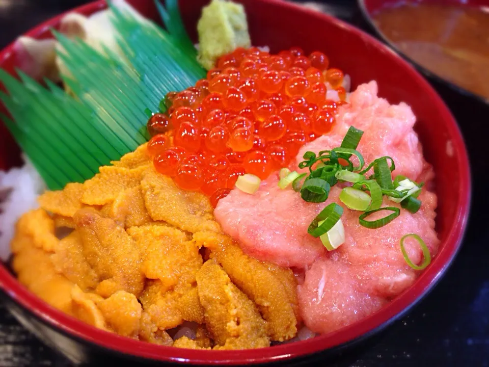 Snapdishの料理写真:ウニいくらネギトロ丼|ちっきーさん