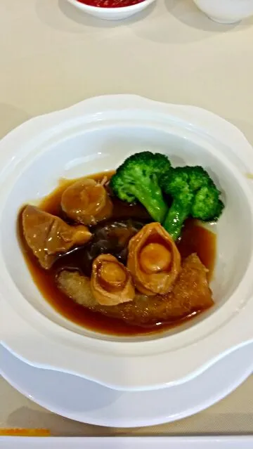 Stewed Abalone, Sea Whelk, Mushroom, Fish Maw, Conpoy & Broccoli in Abalone Sauce|Yvonne Limさん